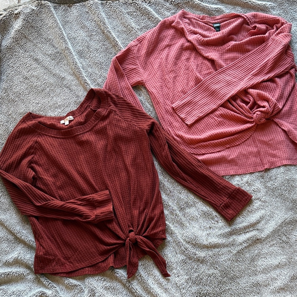 Bundle of 2 med woman’s long sleeve knotted tops